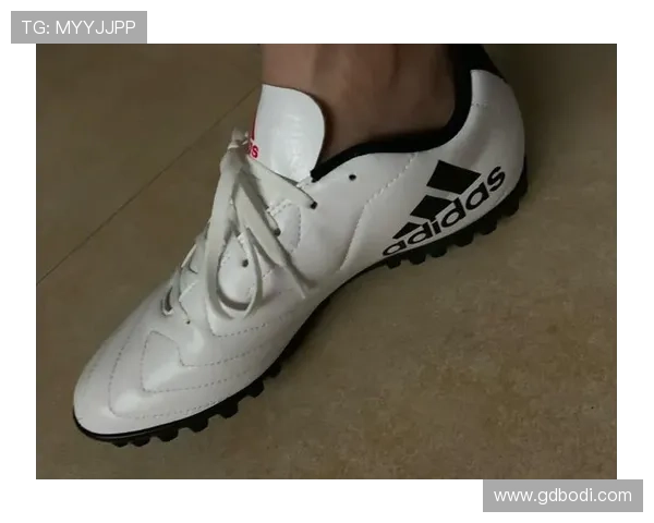 全球鞋码最小的足球明星揭秘他的成长故事与职业生涯 全球鞋码最小的足球明星揭秘他的成长故事与职业生涯