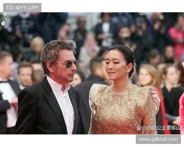 内娱女明星与足球明星的甜蜜互动背后揭示的爱情与事业的双重挑战 内娱女明星与足球明星的甜蜜互动背后揭示的爱情与事业的双重挑战