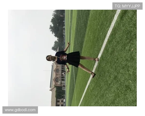 绿色头发的足球明星女孩展现青春活力与独特魅力的精彩瞬间