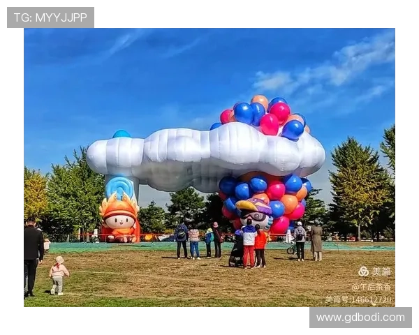 足球明星气球造型艺术创作展现球场魅力与童趣结合的奇妙世界